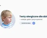 Chłopiec z zaczerwienioną skórą na twarzy. Informacja o testach alergicznych u dzieci.