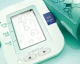 Ciśnieniomierz pokazuje 105/65 mmHg, co oznacza prawidłowe ciśnienie.