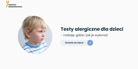 Chłopiec z zaczerwienioną skórą na twarzy. Informacja o testach alergicznych u dzieci.
