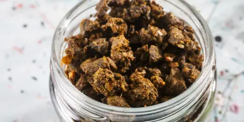 Słoik pełen grudek propolisu. Zastanawiasz się propolis co to? To naturalny produkt pszczeli o wielu właściwościach.