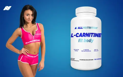 Kobieta w sportowym stroju obok suplementu L-karnityna fit body. Idealny dla aktywnych osób.