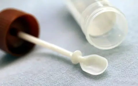 Pobieranie kału do badania jest proste dzięki temu zestawowi. Małe, plastikowe łyżeczki i pojemnik ułatwiają pobranie próbki.