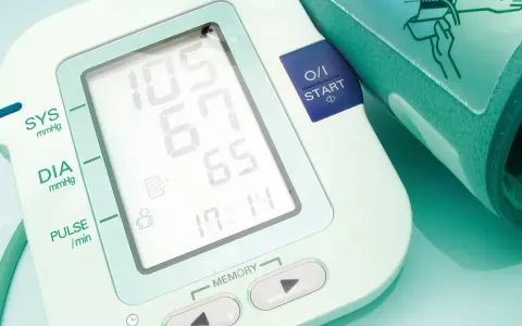 Ciśnieniomierz pokazuje 105/65 mmHg, co oznacza prawidłowe ciśnienie.