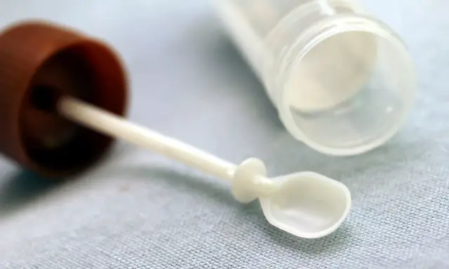 Pobieranie kału do badania jest proste dzięki temu zestawowi. Małe, plastikowe łyżeczki i pojemnik ułatwiają pobranie próbki.