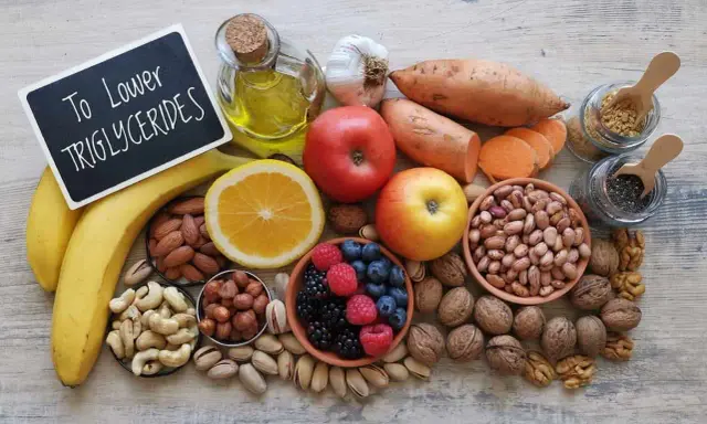Zdrowe produkty spożywcze, które pomagają obniżyć trójglicerydy: owoce, orzechy, nasiona, fasola, bataty, czosnek, oliwa.