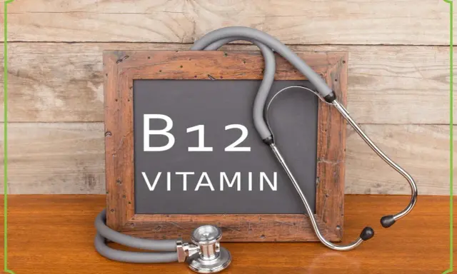 Stetoskop na tablicy z napisem "B12 VITAMIN". Czy nadmiar witaminy B12 może być problemem?
