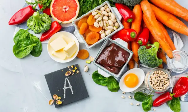 Wykaz produktów bogatych w witaminę A: wątróbka, marchew, szpinak, papryka, jajko, masło, morele, pistacje, fasola.