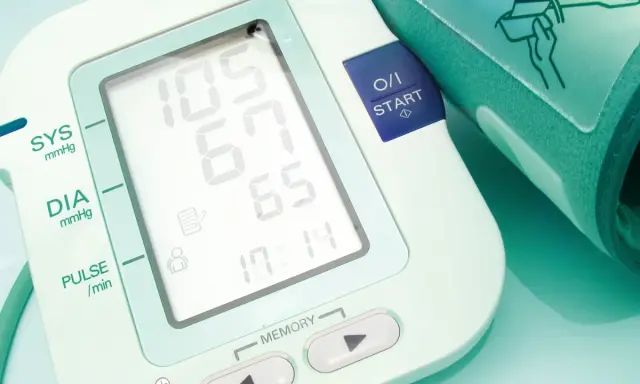 Ciśnieniomierz pokazuje 105/65 mmHg, co oznacza prawidłowe ciśnienie.