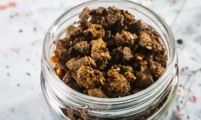 Słoik pełen grudek propolisu. Zastanawiasz się propolis co to? To naturalny produkt pszczeli o wielu właściwościach.